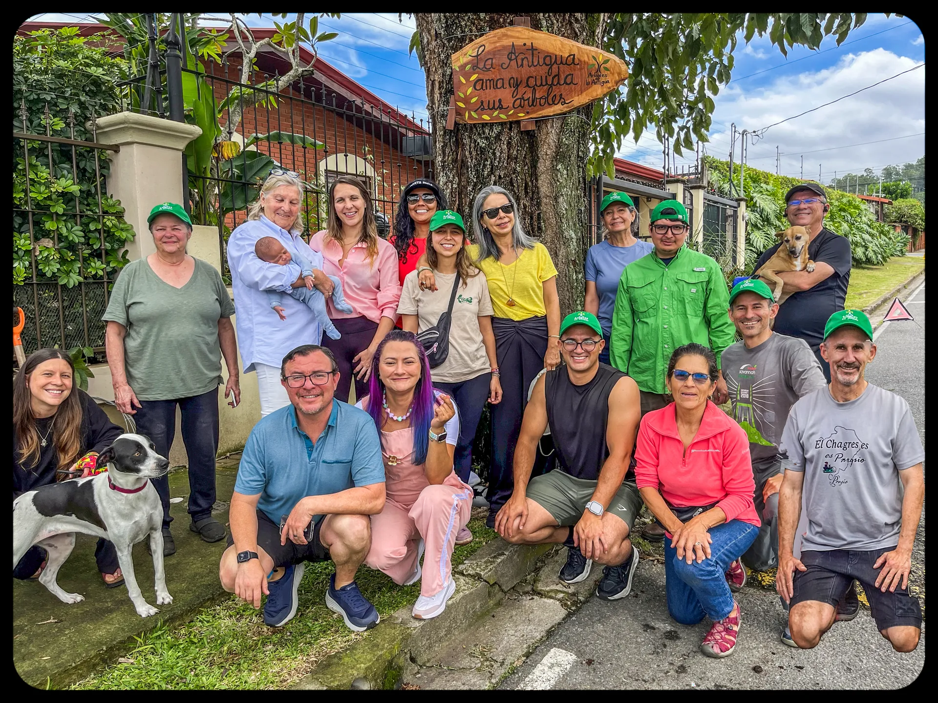 Los vecinos se enorgullecen de su árbol y el rótulo que lo corona