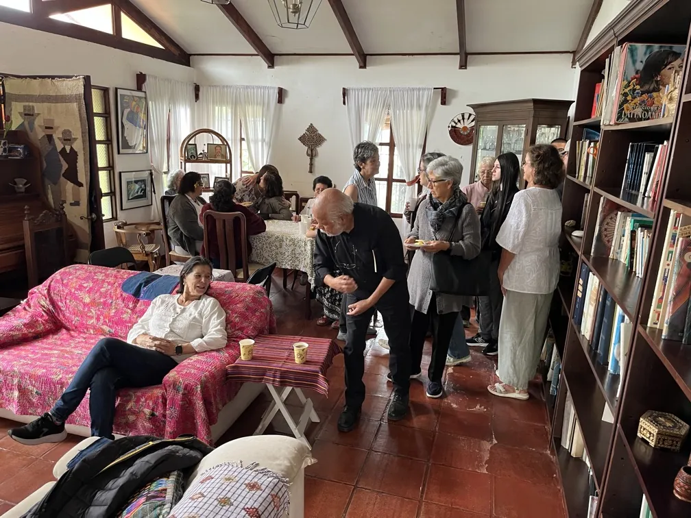 Vecinos compartiendo después de la siembra